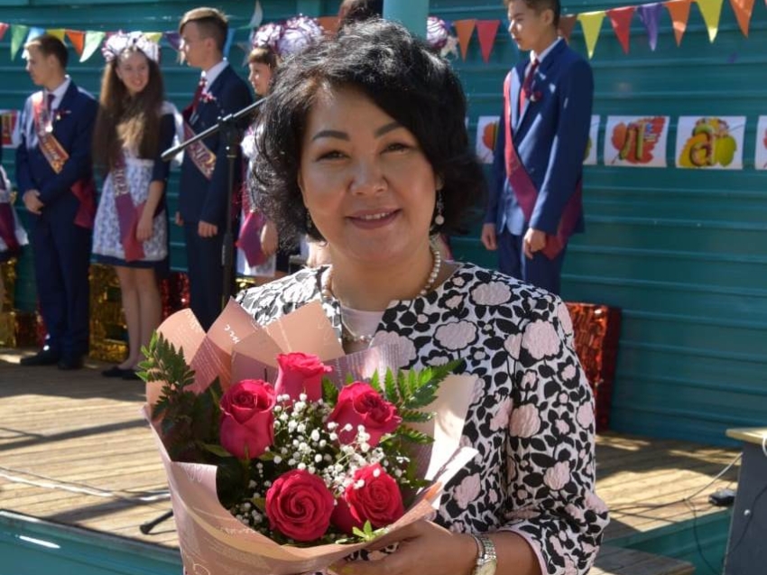 ​Аягма Ванчикова поздравила учеников и педагогов школы в Новокручининском